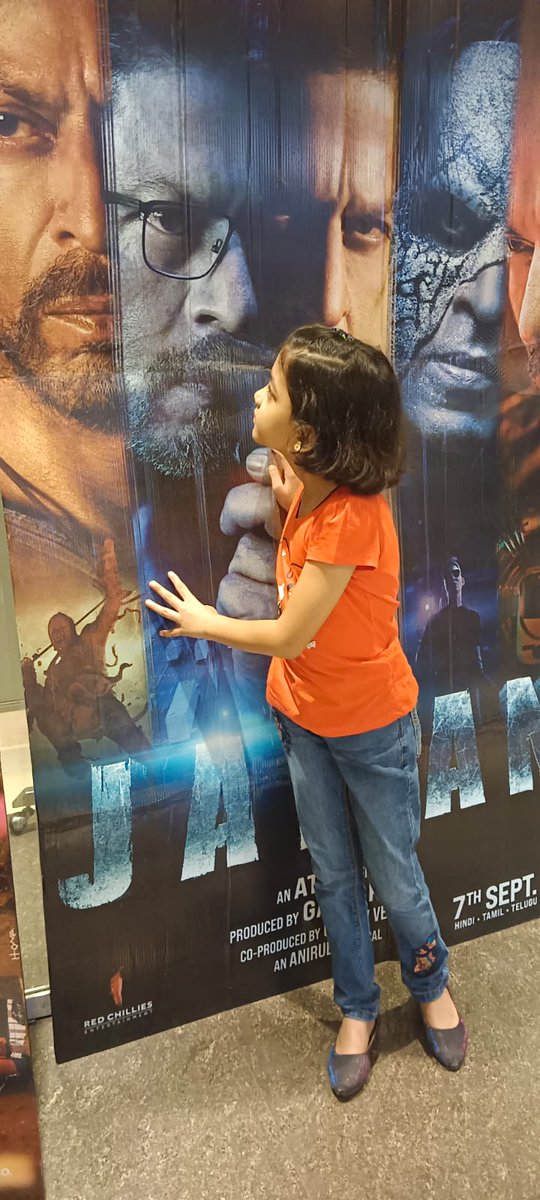 teamsrkfc's tweet photo. Baccha Baccha Dekh Raha Hai #Jawan ❤️
Cute kids clicking pictures with #JawanPoster before watching #JawanBlockbuster at a theatre in Bokaro.
@iamsrk @RedChilliesEnt @Atlee_dir
#JawanCreatesHistory https://t.co/tzVlgBSLnx