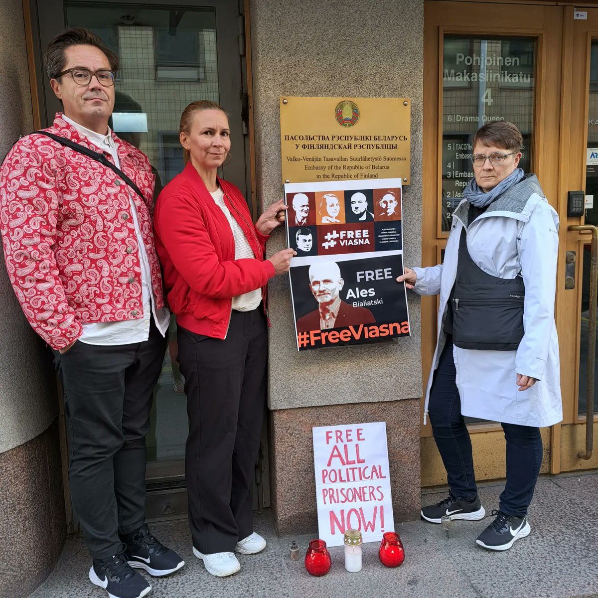 Osoitimme tukemme <a href="/viasna96/">Viasna</a> vangituille ihmisoikeuspuolustajille Marfalle, Alesille, Andreille, Uladzimirille ja Valiantsinille #Belarus'in lähetystön edessä. Vaadimme kaikkien poliittisten vankien vapauttamista!

We stand in solidarity ❤️🤍

#FreeViasna <a href="/FreeViasna/">#FreeViasna</a> <a href="/fidh_en/">FIDH</a>