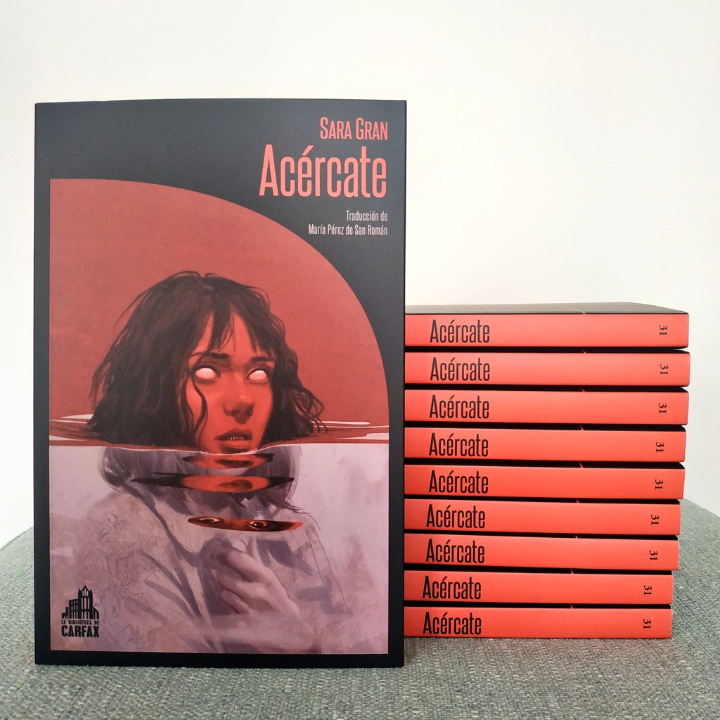 Gracias, gracias, gracias por habernos dado la oportunidad de ponerle el número en el lomo a 'Acércate', de Sara Gran 🖤🙏

La primera reimpresión ya está disponible 😊 

Si no conocéis a Amanda y a Namaah, os invitamos a que os adentréis en esta novela sobre posesiones.