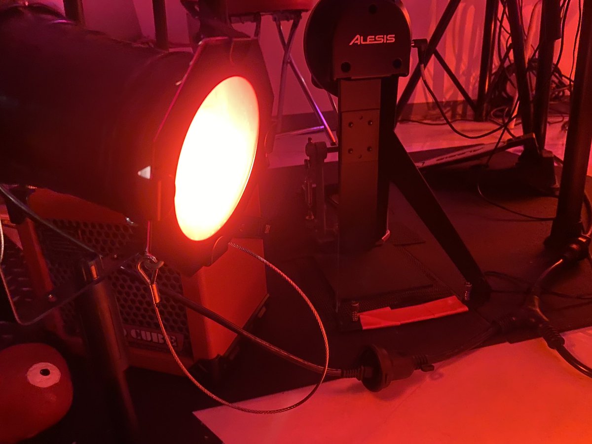 unnaturaljp's tweet image. 照明機材を譲っていただいたので #AMPUP のステージエリアをムーディに演出してみました。2時間くらい研究してこれが一番セクスィーな灯り。リバーブとディレイ強めにかけて歌うとあら気持ちいい♩プライベートライブしたいアーティストがいたら相談してみてね。
