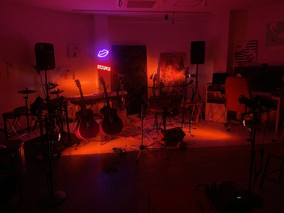 unnaturaljp's tweet image. 照明機材を譲っていただいたので #AMPUP のステージエリアをムーディに演出してみました。2時間くらい研究してこれが一番セクスィーな灯り。リバーブとディレイ強めにかけて歌うとあら気持ちいい♩プライベートライブしたいアーティストがいたら相談してみてね。