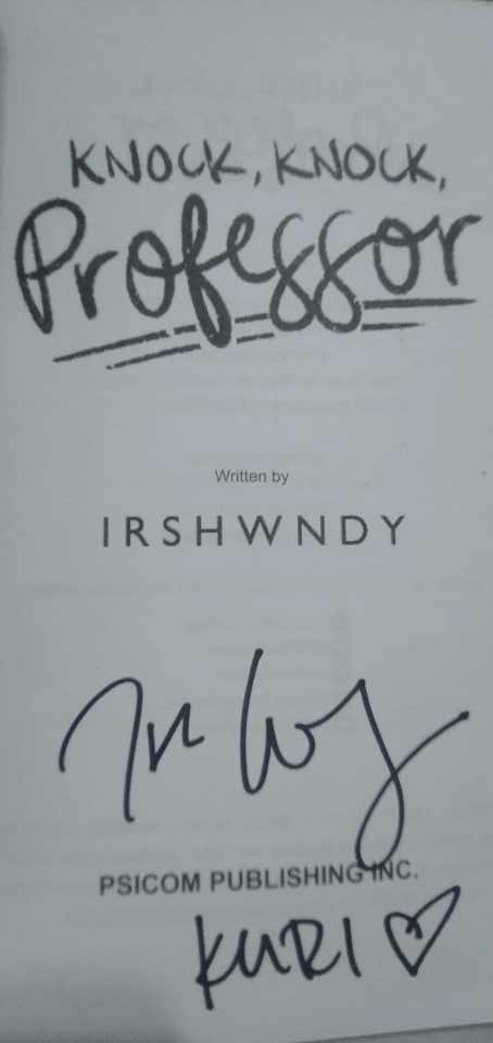 Shinkurisuchan's tweet photo. WAAAH! 'di pa rin ako makapaniwala na kita na kita ate @irshwndy huhu, I happy na sign mo na 'yong copy ko huhu

#knockknockprofessor #KKP #Irshwndy 
#kkpublishedbookspecialedition #MIBF2023 #Psicom https://t.co/JCRU5PUO2S