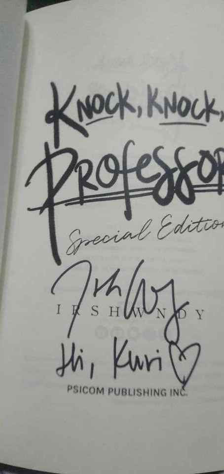 Shinkurisuchan's tweet photo. WAAAH! 'di pa rin ako makapaniwala na kita na kita ate @irshwndy huhu, I happy na sign mo na 'yong copy ko huhu

#knockknockprofessor #KKP #Irshwndy 
#kkpublishedbookspecialedition #MIBF2023 #Psicom https://t.co/JCRU5PUO2S