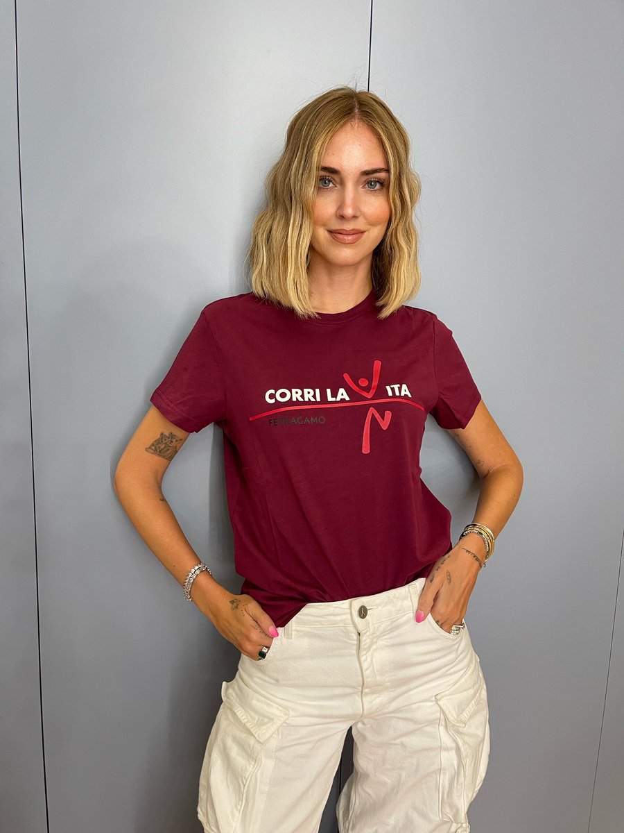Anche l’imprenditrice e fashion icon @ChiaraFerragni ha voluto indossare la maglietta 2023 di CORRI LA VITA! Se anche voi volete sostenerci potete fare la donazione, ottenere la maglietta e partecipare alla corsa 🏃‍♀️ Scoprite come partecipare su corrilavita.it