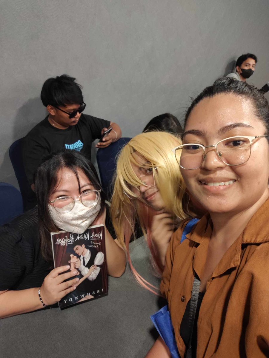 Shinkurisuchan's tweet photo. WAAAH! 'di pa rin ako makapaniwala na kita na kita ate @irshwndy huhu, I happy na sign mo na 'yong copy ko huhu

#knockknockprofessor #KKP #Irshwndy 
#kkpublishedbookspecialedition #MIBF2023 #Psicom https://t.co/JCRU5PUO2S