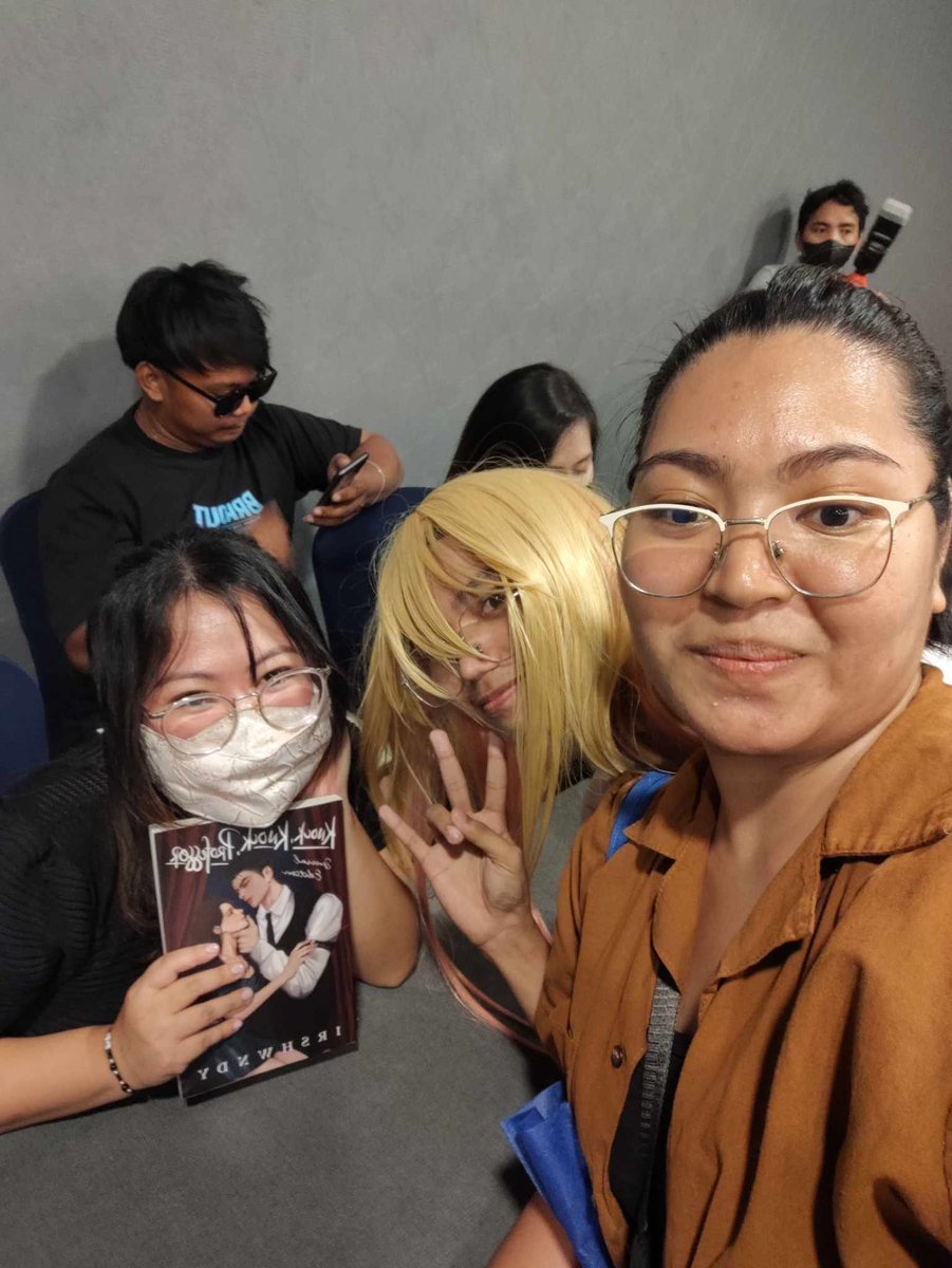 Shinkurisuchan's tweet photo. WAAAH! 'di pa rin ako makapaniwala na kita na kita ate @irshwndy huhu, I happy na sign mo na 'yong copy ko huhu

#knockknockprofessor #KKP #Irshwndy 
#kkpublishedbookspecialedition #MIBF2023 #Psicom https://t.co/JCRU5PUO2S