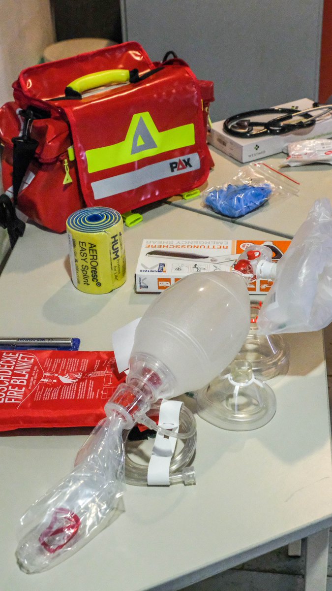 Tolle Idee

Innensenator #AndyGrote und #Feuerwehrchef übergeben zusammen mit #DFeuG #Rettungspacks an Feuerwehrleute.
Damit können die #Retter zielgerichtet helfen wenn sie in ihrer Freizeit auf einen #Unfall hinzukommen