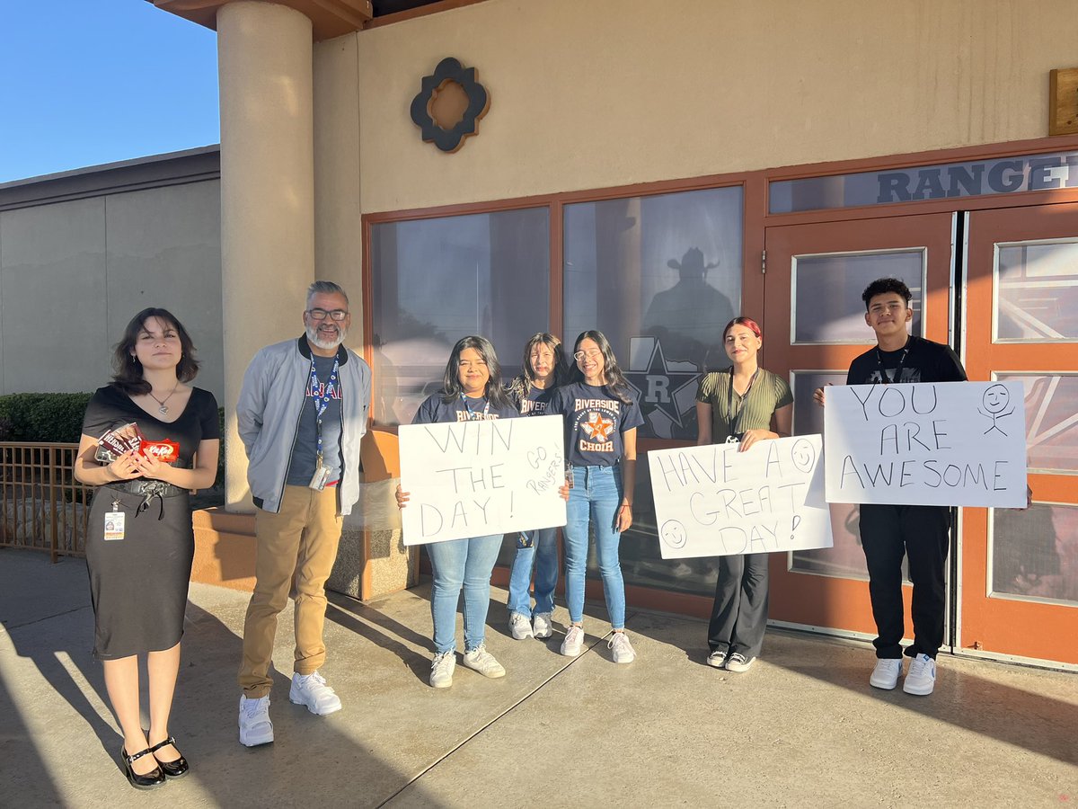 Theatre students brightened the morning with greetings and friendly welcome signs 🧡💙🫶. What a great way to start Monday morning at Ranger country ☺️ @vlara_82 @ssolis3