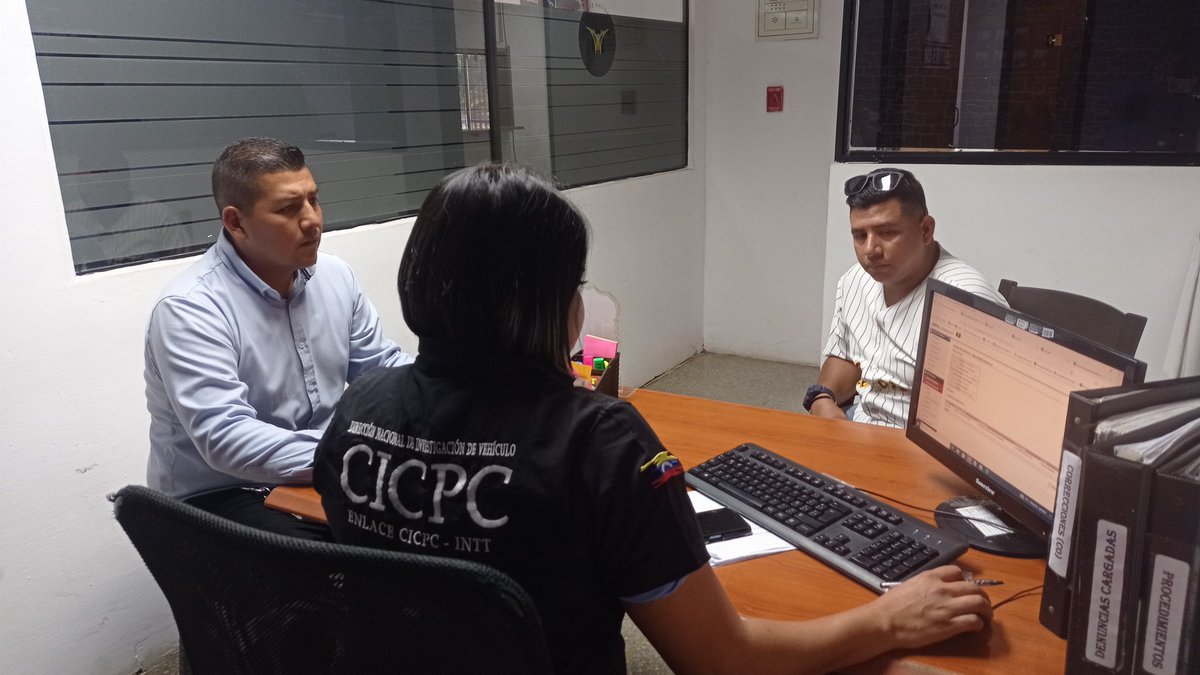 intt_barinas's tweet image. El enlace #CICPC del #INTT Oficina Regional Barinas atiende las diferentes solicitudes de verificación  #SIPOL e #INTT que garantizan la legalidad de los vehículos automotores. Brindando así una atención de calidad a nuestros usuarios. #ConMaduroMasUnidad