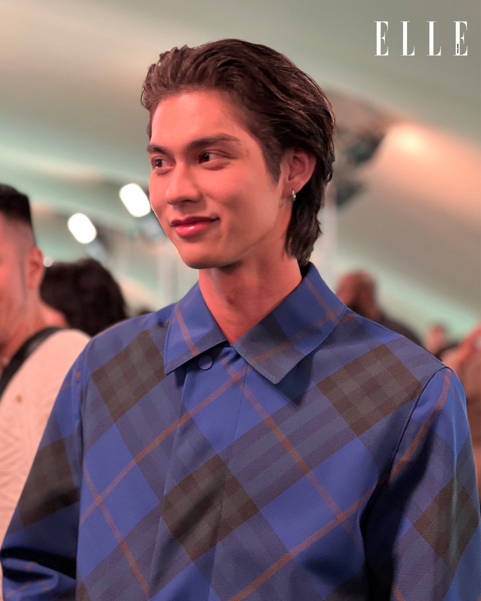 ELLEThailand's tweet photo. ถึงโชว์แล้ว! ไบร์ท วชิรวิชญ์ @bbrightvc แบรนด์แอมบาสซาเดอร์ของ @burberry เดินทางมาถึงแฟชั่นโชว์คอลเล็กชั่น Spring/Summer 2024 ในลุคเสื้อโค้ตลายตารางเบอร์เบอรี่สี Knight Blue จากคอลเล็กชั่น Spring 2024

#ELLEreports #ELLEThailand 
#BurberrySS24 
#BurberrySS24xBright #bbrightvc https://t.co/tAZ4nRwdoS