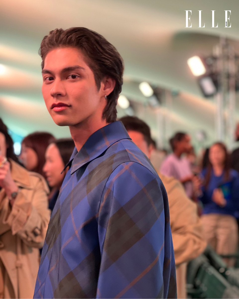 ELLEThailand's tweet photo. ถึงโชว์แล้ว! ไบร์ท วชิรวิชญ์ @bbrightvc แบรนด์แอมบาสซาเดอร์ของ @burberry เดินทางมาถึงแฟชั่นโชว์คอลเล็กชั่น Spring/Summer 2024 ในลุคเสื้อโค้ตลายตารางเบอร์เบอรี่สี Knight Blue จากคอลเล็กชั่น Spring 2024

#ELLEreports #ELLEThailand 
#BurberrySS24 
#BurberrySS24xBright #bbrightvc https://t.co/tAZ4nRwdoS