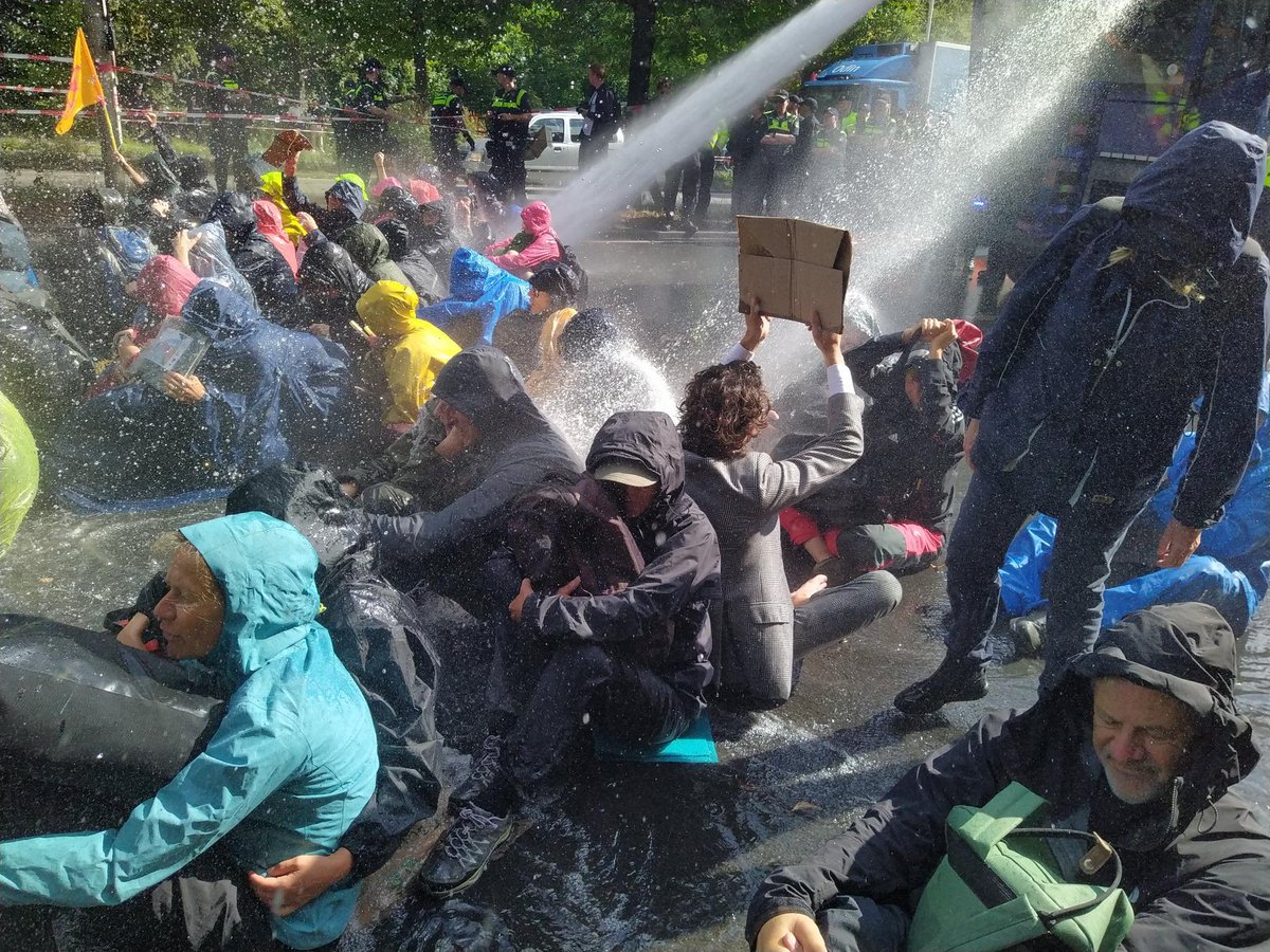 Tien dagen blokkade. Meer dan 5000 arrestaties. 

Wij zijn niet te stoppen, fossiele subsidies wel. 

Tot morgen. 12:00 uur #A12. 

#StopFossieleSubsidies #Klimaatrechtvaardigheid