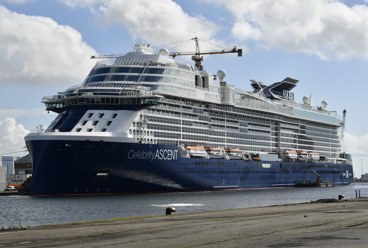 Le paquebot en cours de finition dans le bassin de Penhoët #celebrityascent #celebritycruises #chantiersdelatlantique #saintnazaire  #saintnazairerenversante #loireatlantique