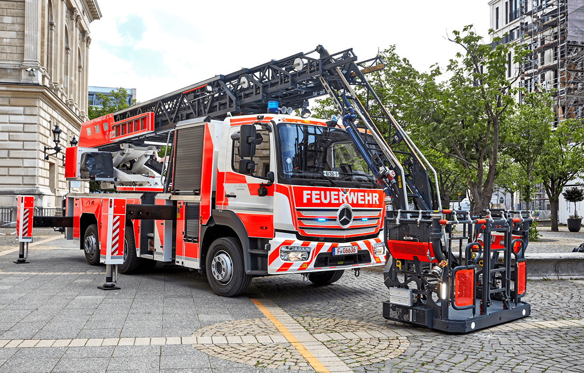 RosenbauerGroup's tweet photo. Milestone in #aerialladder technology 💪
The introduction of the L32A-XS was a landmark in the history of aerial ladders, which has significantly improved aerial rescue operations. Read more on the #Rosenbauer Blog: 🔗 https://t.co/1cbaXmaeCB
#10YearsXS #turntableladder https://t.co/wfI3i5qINN