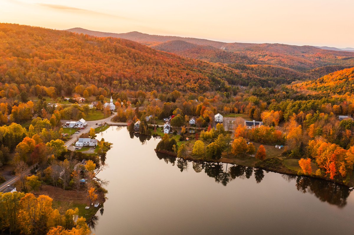 🍁 🍂 Peak foliage depends on a number of factors, including weather and temperature, and varies by year and location. Here's your guide to when autumn colors usually peak and why Vermont's fall foliage is so saturated. vermontvacation.com/when-does-foli… #ThisIsVT