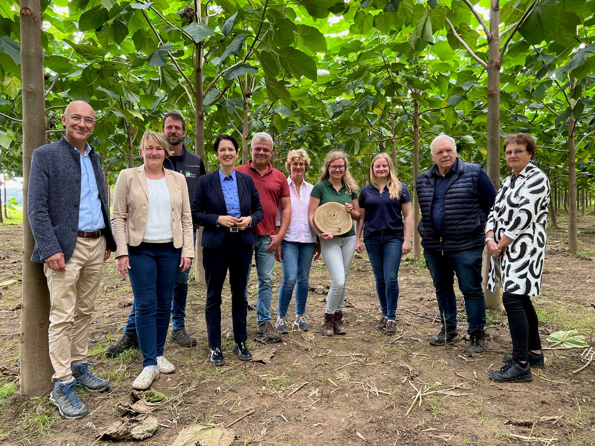 Engagement & #Ideenreichtum🚜Ministerin Silke Gorißen informierte sich heute in Neukirchen-Vluyn über den Anbau von #Paulownia-Hybriden. Ziel des Betriebs Bonsels: Eine neue Einkommensquelle erschließen & gleichzeitig zum #Klimaschutz beitragen🌿ℹ️👉url.nrw/plntg