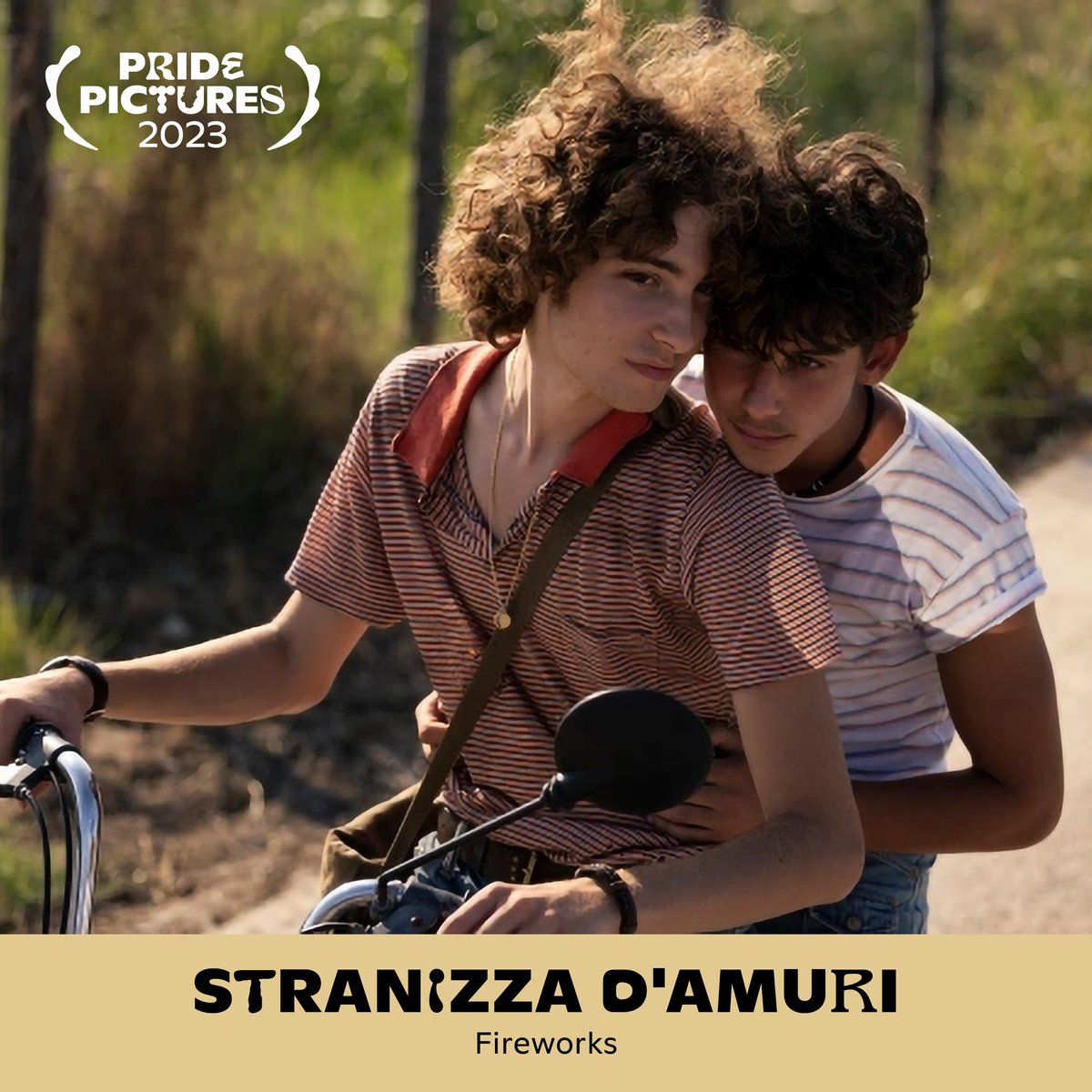 Di|24.10.|20:30 Uhr Giuseppe Fiorellos starkes Regiedebüt beruht auf einer wahren Begebenheit der 80er Jahre Siziliens. Zwei Teenager, die frei eine Liebe leben, die durch Stereotypen und den Machismo ihrer Umgebung verboten ist. #PridePicturesKarlsruhe #stranizzadamuri