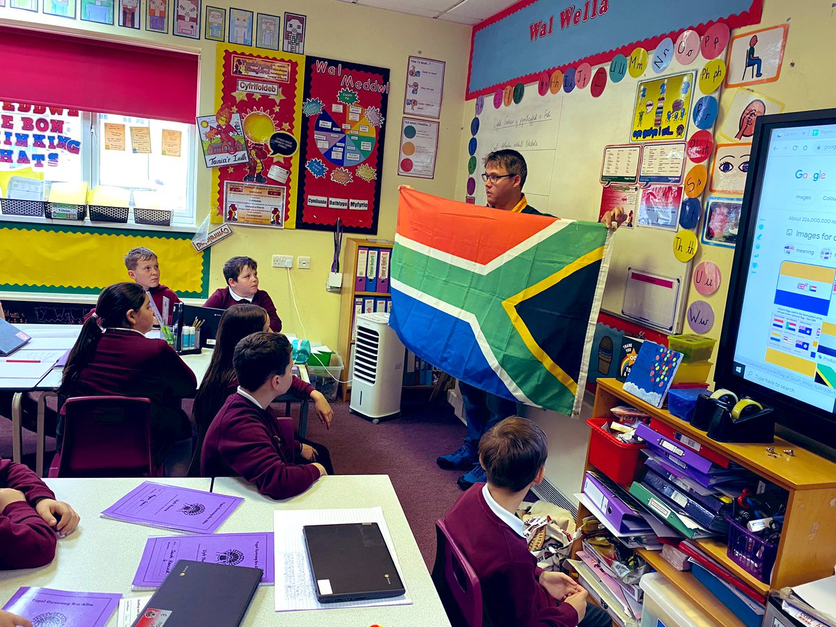 YPwllGloBA's tweet photo. #ypwllglo wedi mwynhau cyfweld â David am ei blentyntod yn Ne Affrica bore ‘ma. Dysgon ni lwyth am ddiwylliant y wlad! / enjoying interviewing David about his childhood in South Africa this morning. We learnt so much about the culture of the country! @EAS_Cymraeg 🇿🇦🌍🏴󠁧󠁢󠁷󠁬󠁳󠁿 https://t.co/9YHEuphYIo