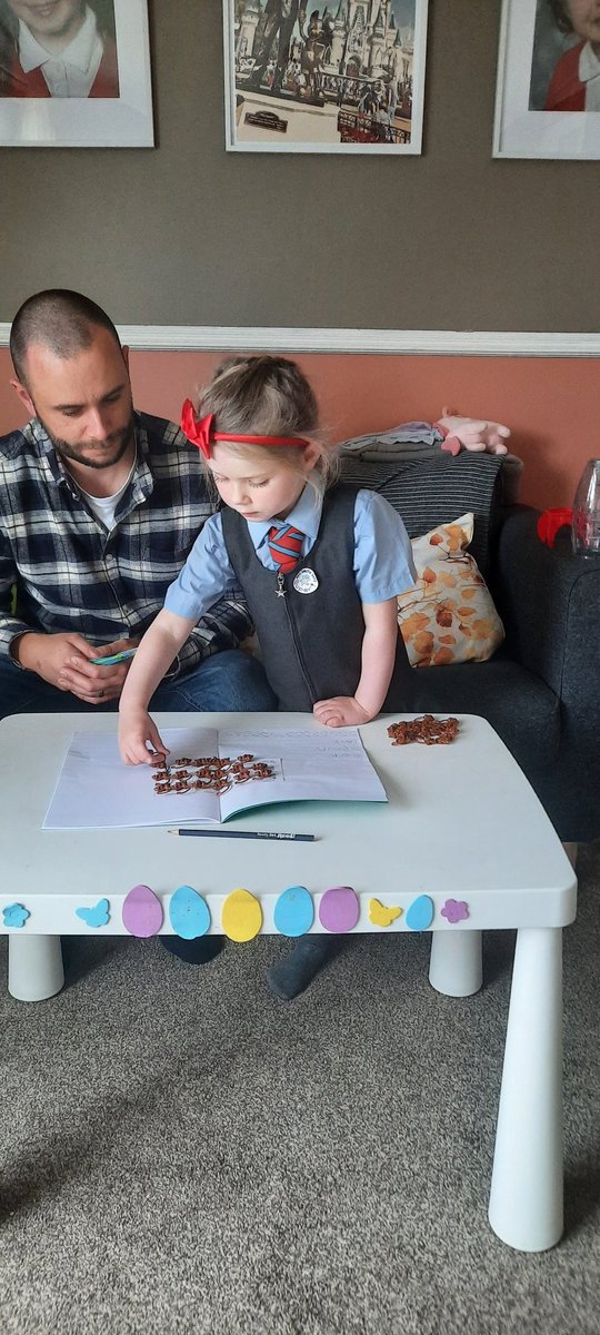 izzie0726's tweet photo. @HoMP1S doing her homework https://t.co/tCIUFLNrOj