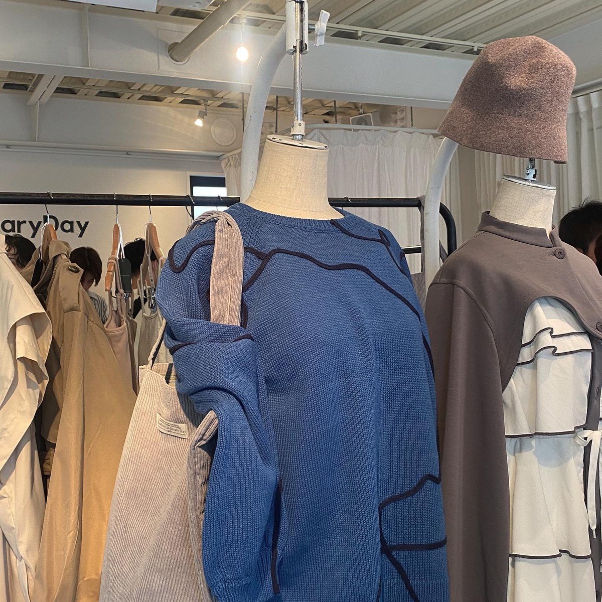 mi___s09's tweet photo. AOD POPUP 2日目に行ってきました！
お洋服が本当に可愛かった🥰
ワンピース低身長だから心配だったけど、試着したら全然平気で可愛すぎた♡
自分の誕生日プレゼントとしてワンピースセットと青ニットはお洋服を購入しました✨早く涼しくならないかな〜
#AnotherOrdinaryDay #AOD #ねむねむぼーい https://t.co/33ra3uvNpF