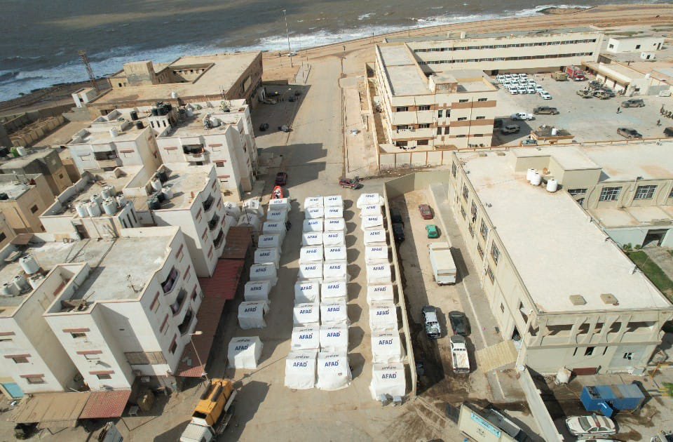 🇹🇷🇱🇾 Afetin ilk anından itibaren, dost ve kardeş Libya halkının yanındayız. 

Libya'da, 11 Eylül'de etkili olan Danyel kasırgası ve şiddetli yağışların neden olduğu sel ve su baskınlarından sonra hayatın normale dönmesi için yürütülen çalışmalar aralıksız devam ediyor.

Bölgede