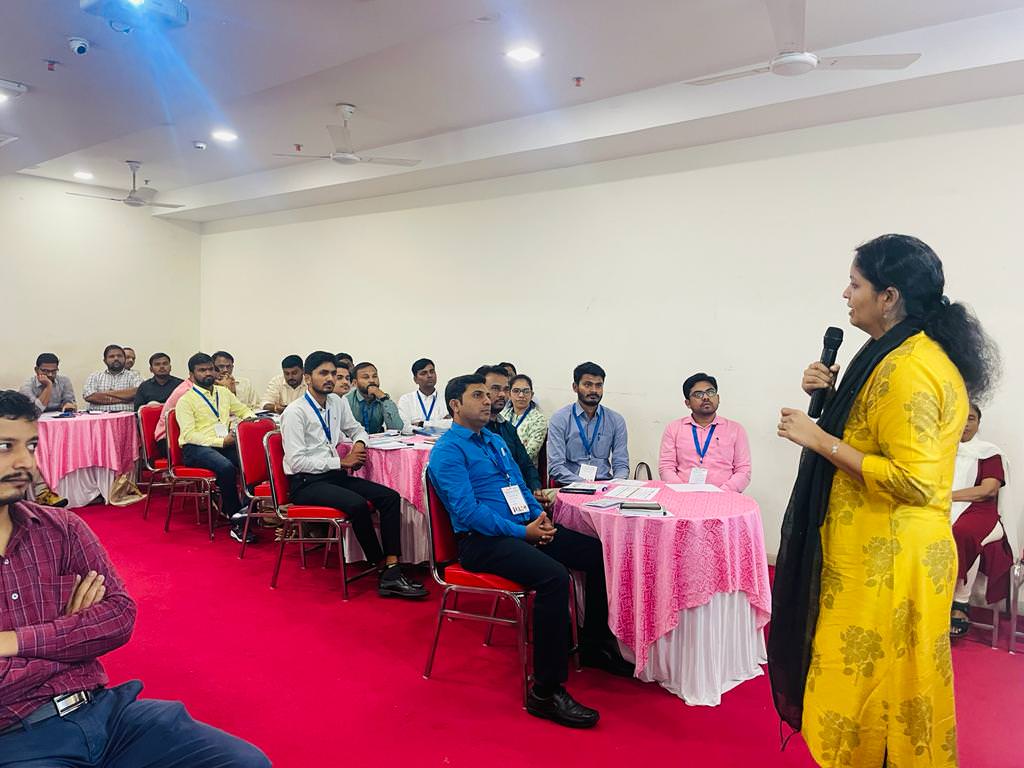 Maha_WASH_C's tweet photo. @RCUESMumbai w/ support of @SwachhMaha_22 & @UNICEFIndia – Maharashtra, completed a 3-day interactive #Training & field-visit for #Master_Trainers for around 40 #Divisional and #District Technical Experts on #safety & #dignity of sanitation workers and #drywaste_management. https://t.co/YZN4oDH6ws