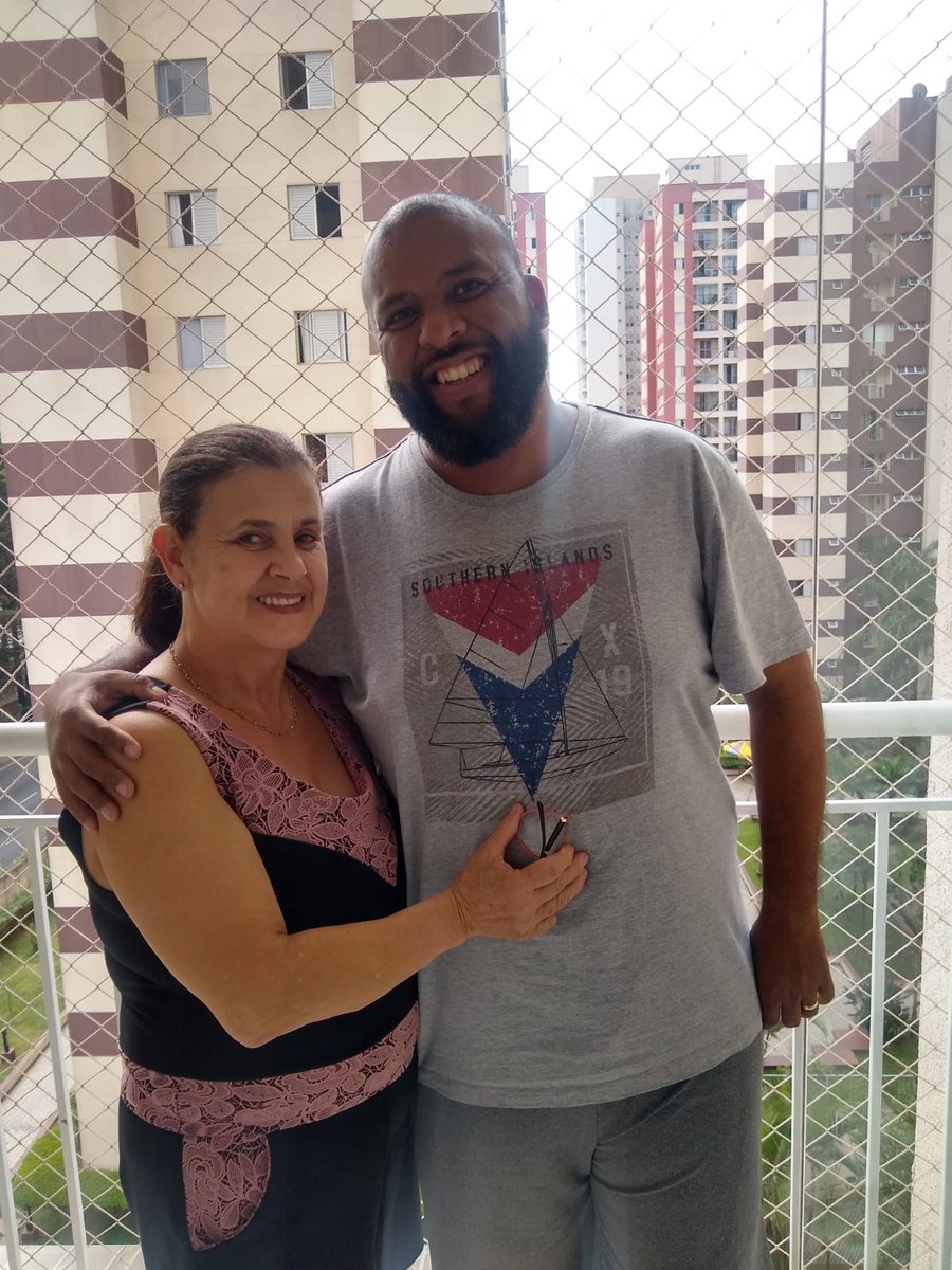 FranBardal's tweet photo. Hoje é aniversário da minha mãezinha...
Mulher guerreira, inteligente, forte, corajosa, amorosa, carinhosa, sábia, empreendedora nata, paciente.... são tantas qualidades que não cabem aqui.

Mãe te amo, sei que esse ano não está sendo fácil, porém, Deus está com a gente,
Te amo! https://t.co/YXAVmSQfhZ