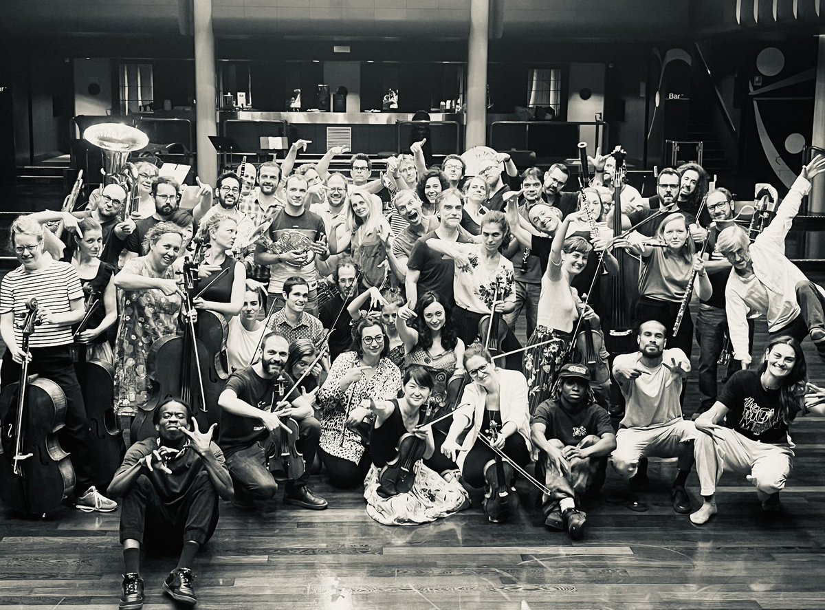 Opening the @genevacamerata season with all these amazing artists and human beings!! 🤍🤍 This Thursday we launch our 10th anniversary season with “Revolta”: all the musicians playing by heart Shostakovich’s 5th Symphony and also dancing Krump with the most amazing dancers!! 💥