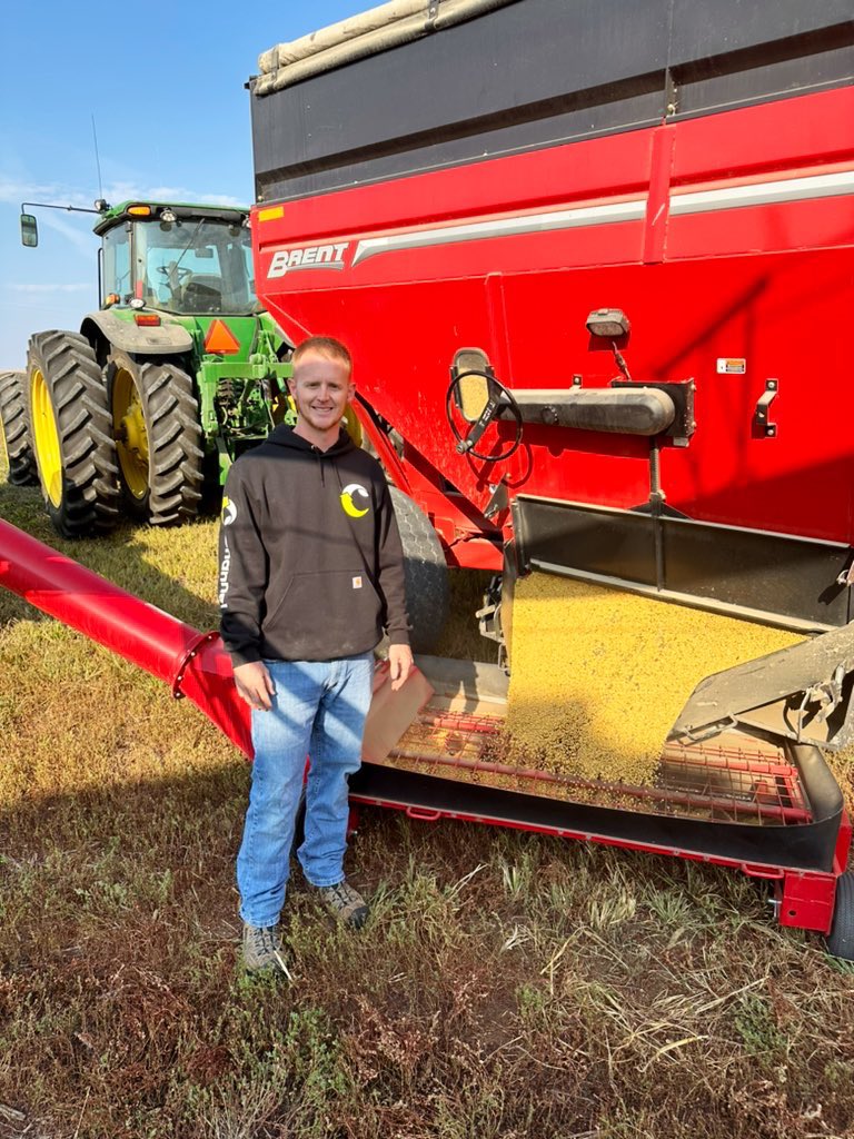 First load of beans, of our very first crop, of our very first year of farming 😊 Farmer <a href="/NBotine/">Nate Botine</a> has a nice ring to it! We couldn’t have done it without the help of my family too. Exciting times in west central Iowa today! <a href="/ChannelSeed/">Channel Seed</a> @Channel_IA