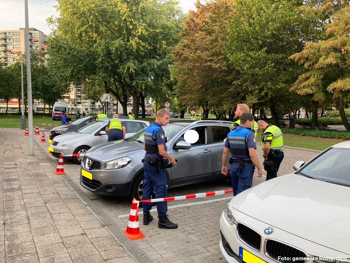 Grote verkeerscontrole met Politie op oa #Verkeersaso's. Onze handhavers bekeurden in Kralingen chauffeurs🏍️🚘op onnodig hard optrekken, knallende uitlaten, luide muziek. We nemen overlast serieus. Wie zich niet aan regels houdt, riskeert een fikse #Boete.
rotterdam.nl/dwangsommen-te…