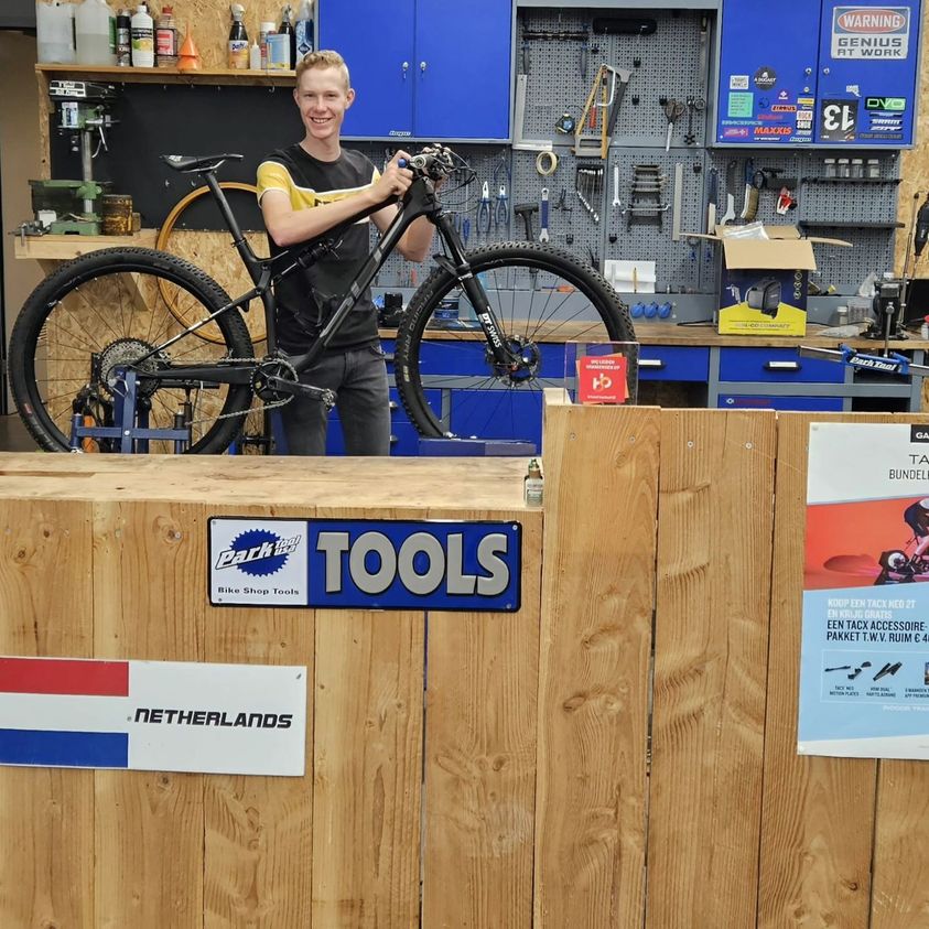 In onze professionele werkplaats onderhouden en repareren we fietsen van alle merken.
Of je nu een weg- of baanrenner bent of liever op een mountainbike zit of woon-werkverkeer fietst,
wij onderhouden en repareren jouw fiets zodat je weer zorgeloos kan rijden!