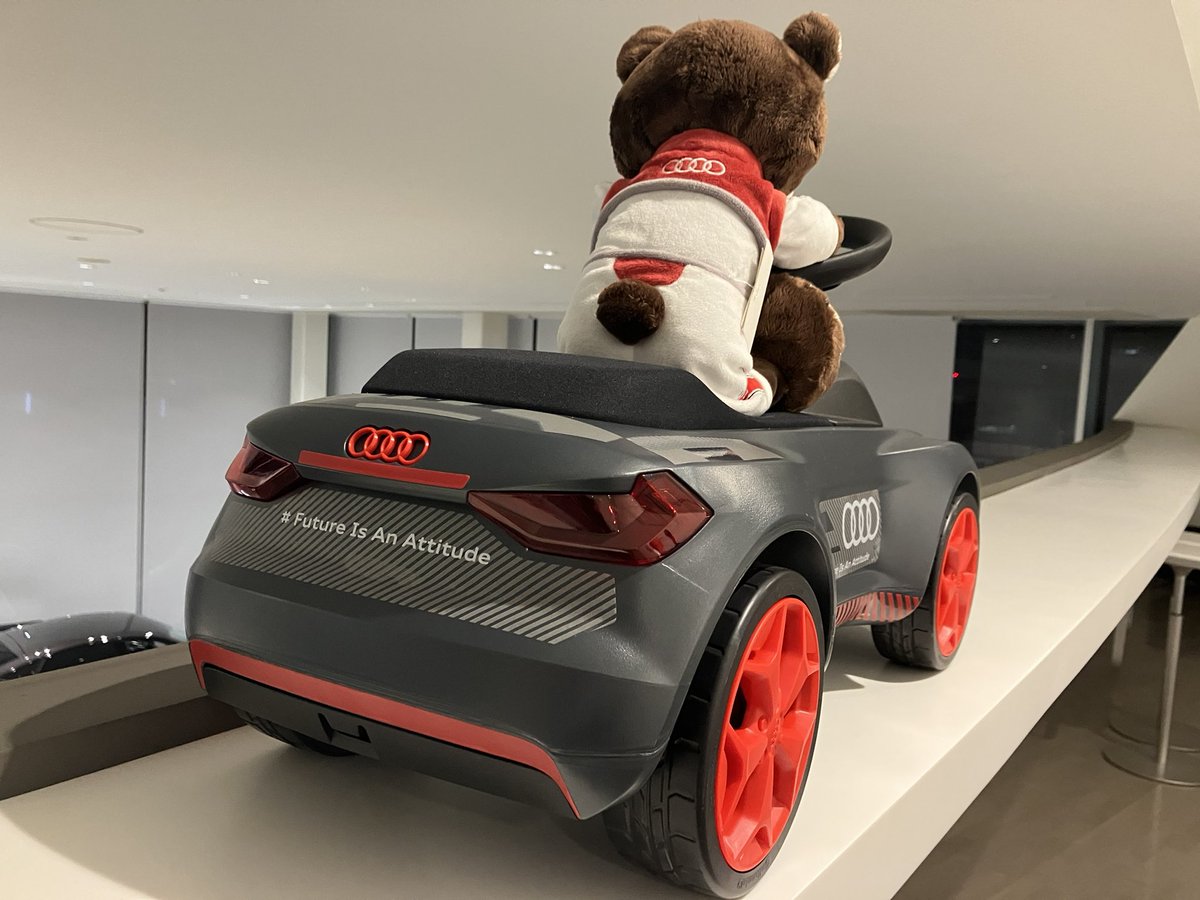AudiMinoh's tweet photo. \Audi collection/
RS Q e-tronのデザインを採用した
お子様向け自動車のご紹介です。
大切なお子様、お孫様への
プレゼントにいかがでしょうか。
アウディ箕面では即納車をご用意しております。
サイズ:71.5×29×37cm
対象年齢:1歳半〜3歳
#Audi #audicollection #Audi箕面 https://t.co/3cZozDIG0X