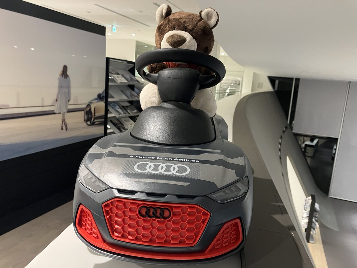 AudiMinoh's tweet photo. \Audi collection/
RS Q e-tronのデザインを採用した
お子様向け自動車のご紹介です。
大切なお子様、お孫様への
プレゼントにいかがでしょうか。
アウディ箕面では即納車をご用意しております。
サイズ:71.5×29×37cm
対象年齢:1歳半〜3歳
#Audi #audicollection #Audi箕面 https://t.co/3cZozDIG0X