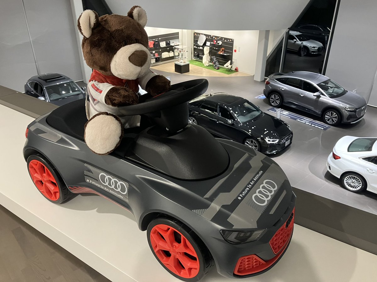 AudiMinoh's tweet photo. \Audi collection/
RS Q e-tronのデザインを採用した
お子様向け自動車のご紹介です。
大切なお子様、お孫様への
プレゼントにいかがでしょうか。
アウディ箕面では即納車をご用意しております。
サイズ:71.5×29×37cm
対象年齢:1歳半〜3歳
#Audi #audicollection #Audi箕面 https://t.co/3cZozDIG0X