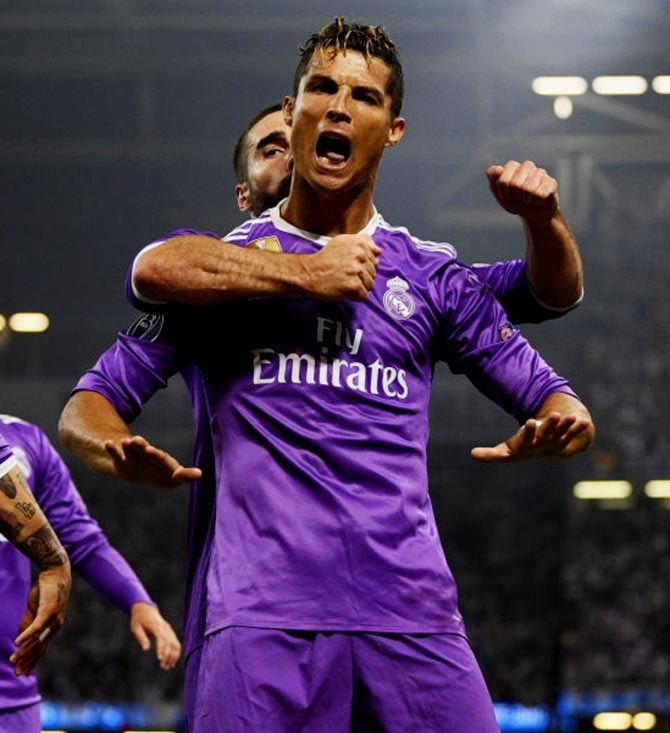 MadridPreeti's tweet photo. They had to cancel Al Nassr's training because so many gathered just to see a glimpse of Cristiano Ronaldo

You can buy PR Awards and Media Houses, you can't buy this. 

When you're big , you're big https://t.co/LJNaUFRdcV