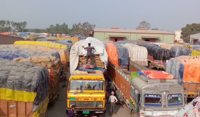 শ্রমিকদের দ্বন্দে বুড়িমারী স্থল বন্দরে সকল প্রকার আমদানি-রপ্তানি বন্ধ, সড়ক জুড়ে শত শত পণ্যবাহী গাড়ি