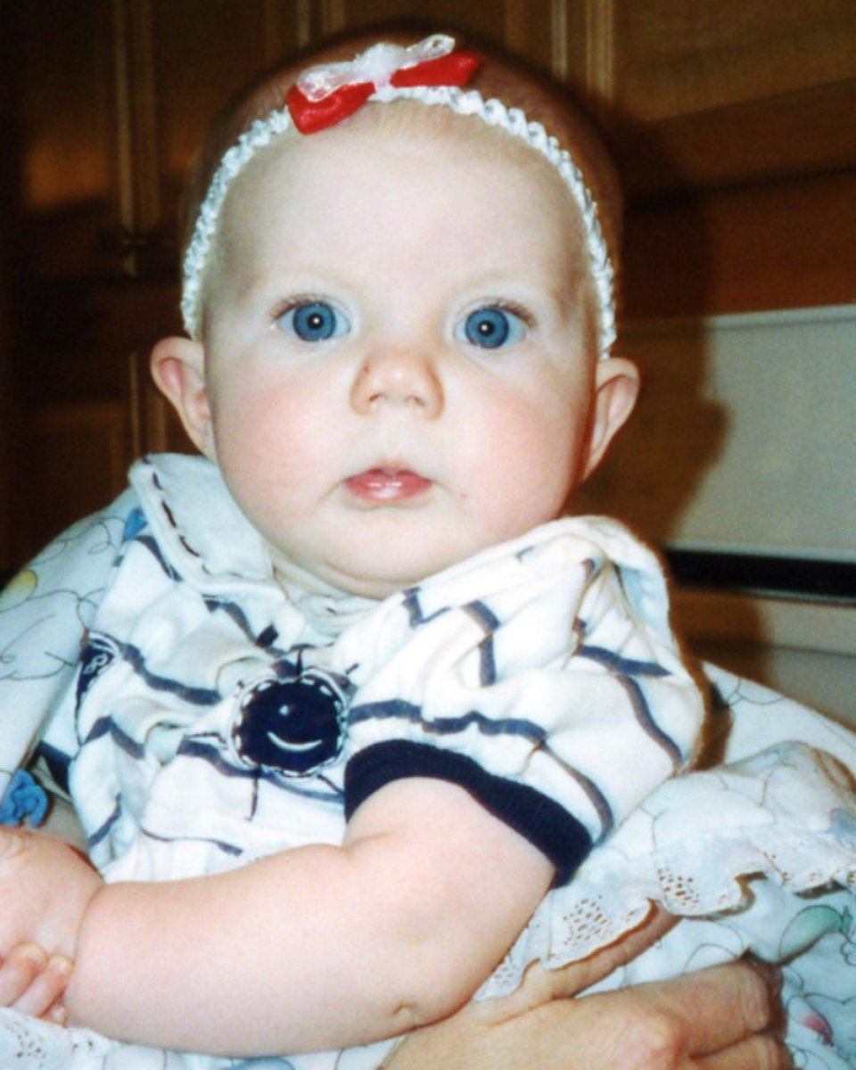 Meet one of our new Altos… Emma Hooper!
Emma is a sophomore, she is studying accounting, and she loves school. She cries when she laughs and is obsessed with ice cream🍦 She has been singing since she was 3, and it’s been her lifelong dream to be in an a cappella group!