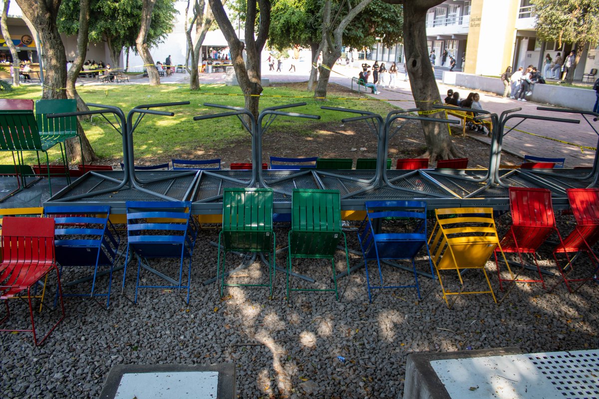 GPrepa7's tweet photo. 🚨¡Comunidad estudiantil! Un espacio especial para tod@s se cerró debido al maltrato de la basura. 😔💔 Cuidemos nuestros lugares compartidos: 
1️⃣ Deposita la basura correctamente 🗑️
 2️⃣ Evita daños 🚫🎨 
3️⃣ Reporta problemas 📣👀
 Juntos, hagamos la diferencia.  #CuidaTuEspacio https://t.co/I7kz7A2ZCy