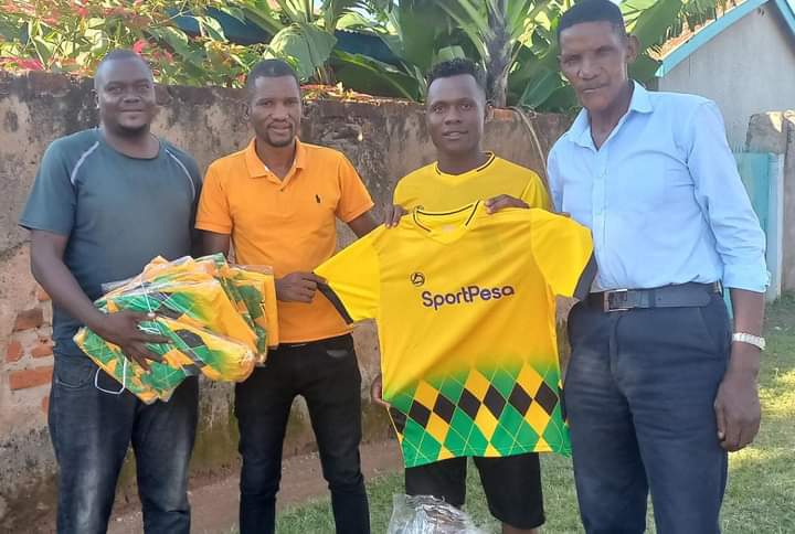 NaiBlogger's tweet photo. Extreme Sports CEO @husseinmoha Urges Review of Sports Act 2013 to Promote Commercialization in the Sports Sector; Distributes Kits to Football Teams as Part of #Super8At20 Anniversary Program. With Chairman of Sports Parliamentary Committee Hon. Dan Wanyama https://t.co/fysuA9nfUU