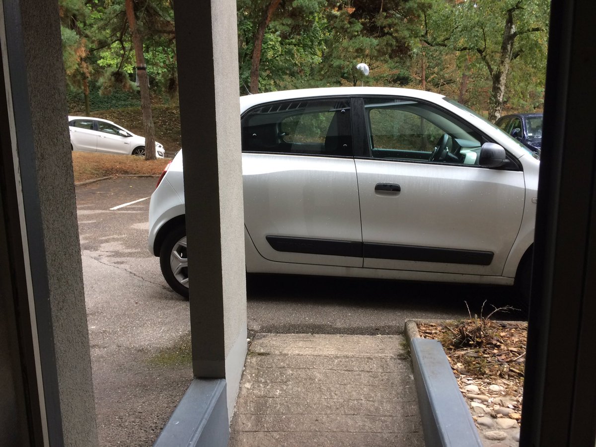 DynamicTic's tweet image. Superbe #GCUM juste devant la sortie du garage à vélos alors que quasi toutes les places de parking sont vides derrière. J’ai levé le VTC électrique mais impossible de sortir le cargo. 👌