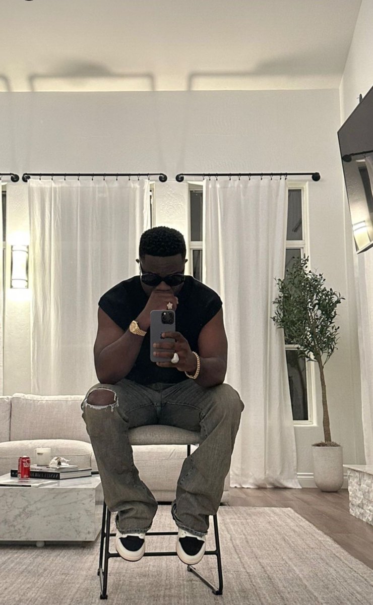 iamNotime's tweet photo. The people's champion, your mandem champion, I present to you... The Highest ❤️😊
 Your artiste of the Decade - Sarkodie 🐐 https://t.co/lVVBigFX9j