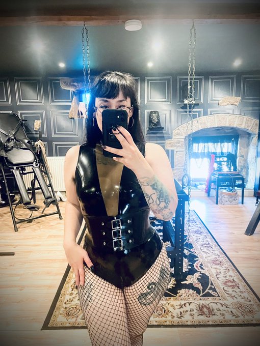 BDSMondays at the office ! What a fun session 🔐 I just had at @aleedsstudio 😈 https://t.co/hqAgzFz2G