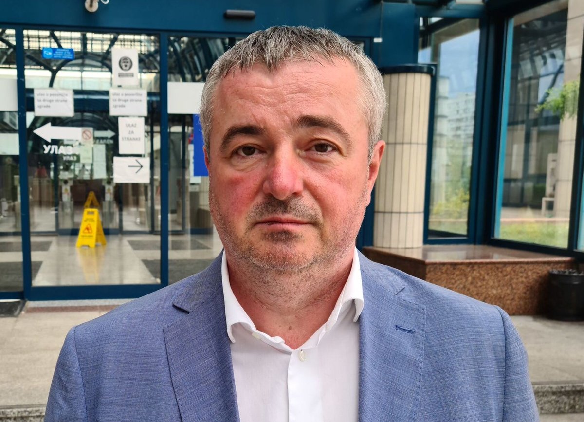 8LazarevicMilan's tweet photo. DUŠAN BAJATOVIĆ mesečna primanja:
Direktor JP Srbijagas
202.462
Član NO Jugorosgaz
1.469.665
Predsednik NO Banatski Dvor 587.900
Direktor Gastrans 1.703.104
Narodni poslanik 35.000
3.998.131 din = 34.025€
A za narod parizer od 259,99din.
Ako ovo nije razlog za revoluciju šta je? https://t.co/BsVuDNeVg1