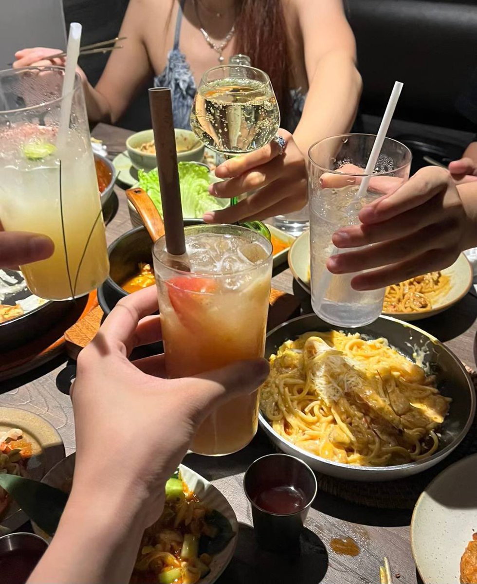 yuyan1909's tweet photo. 偶尔三五好友聚聚，也是一种生活 https://t.co/OIZCm0N93U