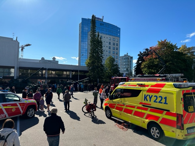 KarjalanPR's tweet photo. Viranomaiset @Kouvolakaupunki Manskilla. - Hienoa nähdä kouvolalaisten olevan kiinnostuneita maanpuolustuksesta ja turvallisuudesta @KarjalanPR PRKOM @JyriRaitasalo -Kiitos Kouvola! #viranomaisetyhdessä #karjalanprikaati #kymjp #kartr #isvp #salpitpsto #kympionp #karhp #kasaltsto https://t.co/SFvZZJ7qxH