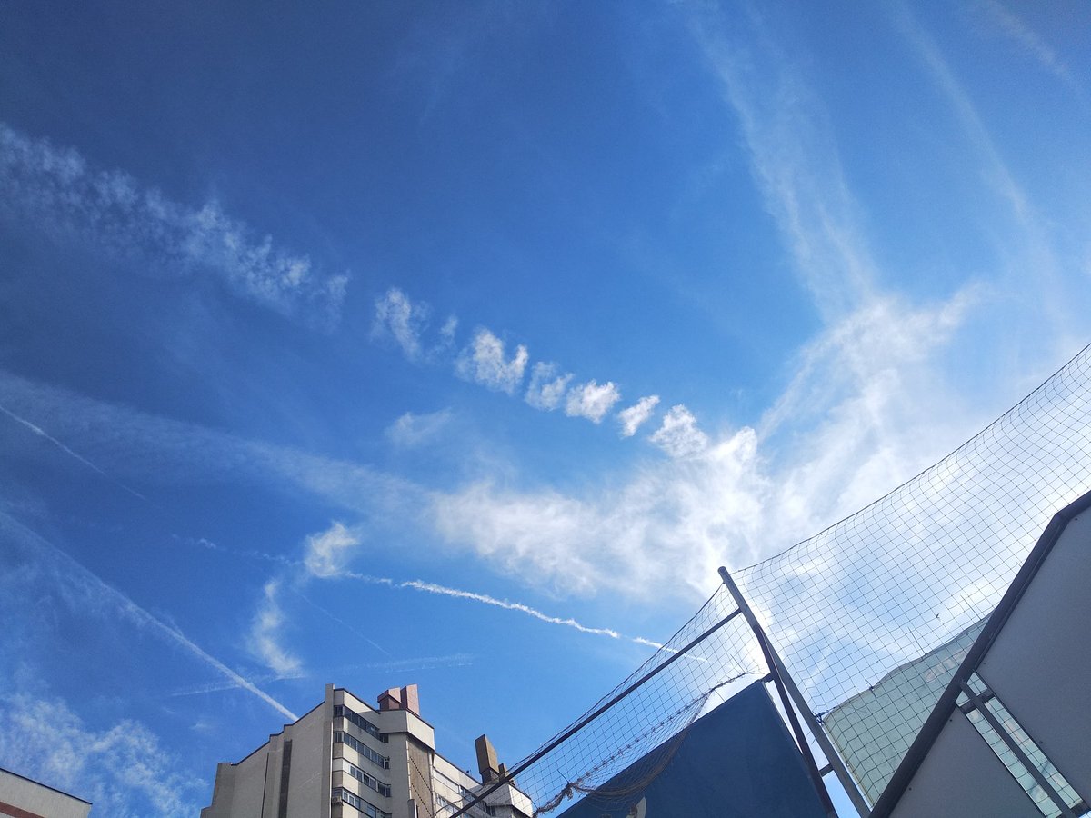 dbragu's tweet photo. Ei barcelonins, i aquesta tarda, també us sembla bonic el cel? @geoenginyeria @GeoingenieriaMu https://t.co/GK0vuYViOk