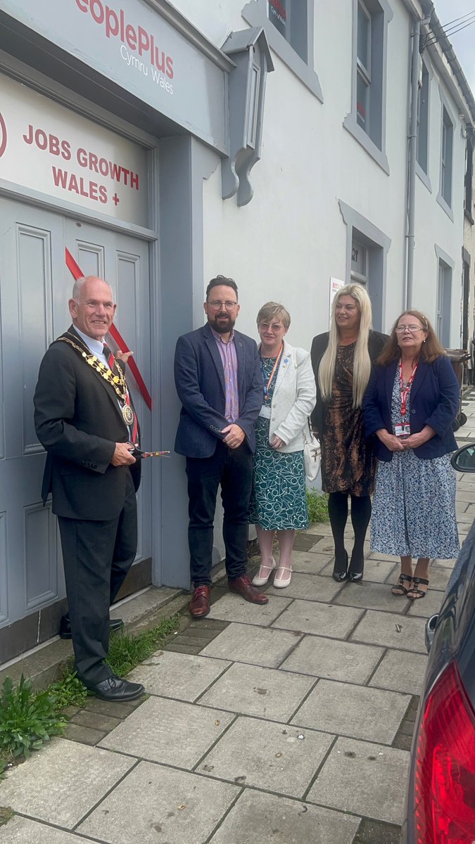 Official opening - Bargoed @PeoplePlusCymru Employability Hub in Caerphilly today. Opened by @hef4caerphilly, @cazjule and Mayor, Councillor Mike Adams. Even more localised employment support through our #JGW+, #ReAct, #RestartScheme and #Apprenticeships to jobseekers