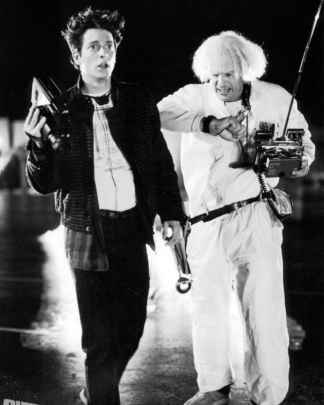 KromicB's tweet image. ¡1985! ¡Se está gestando la creación de un largometraje destinado a convertirse en un clásico del cine que podría transportar a su protagonista al estrellato absoluto!
Hablamos de BACK TO THE FUTURE, pero no de Michael J Fox.
Esta es la historia del fracaso de Eric Stoltz.
¡Hilo!