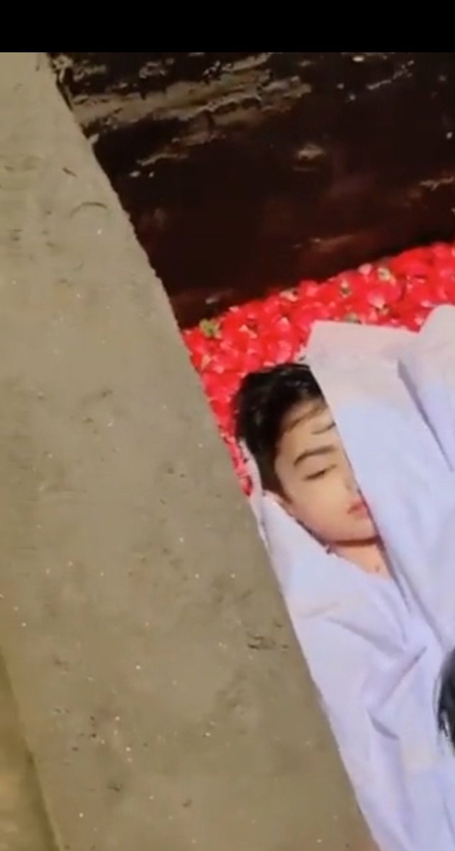 OfficialShehr's tweet photo. میرے بھائی اوپر جا کے اللہ تعالی سے شکایت ضرور کرنا ۔۔۔۔ کہ پاکستان میں ظالموں کی حکومت ہے ۔۔۔ اللہ سے فریاد کرنا کہ میرے ملک کی عوام کو ماؤں بہنوں بزرگوں کو  بہت تکلیف دی جا رہی ہے https://t.co/aPIXM2ZPAo