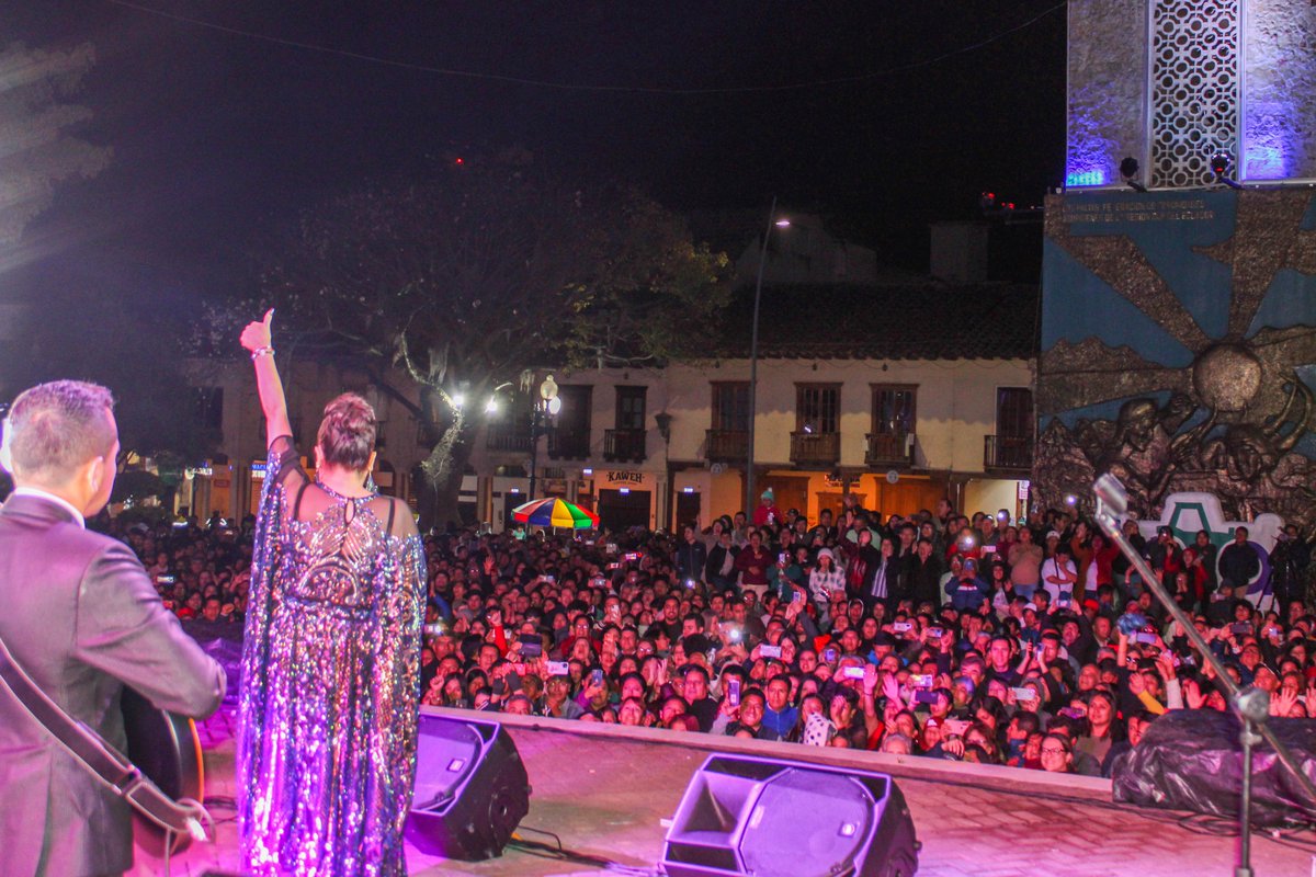 🎉 #164LojaFederal
[ NOCHE DE LA LOJANIDAD ]

Con la plaza llena celebramos una emocionante noche de pasillos con los Tríos Lojanos: #Tríokopal, #TríoRicordi y como invitada especial #PaulinaTamayo.

#SabemosTrabajar | #JuntosCelebramos